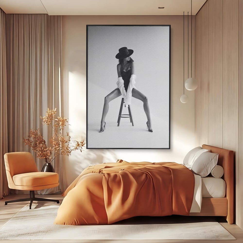 Tablou canvas cu tablou canvas cu femeie pe scaun, in rama de aluminiu negru, pe perete intr-un dormitor